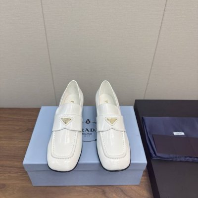 prada 25Ss普拉达早春 新款三角标方头粗跟 乐福鞋 平底单鞋 这款精致的亮面皮革乐福鞋采用简约的廓形 饰以经典细节 点缀以别致的金属三角形徽标 鞋面 原