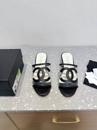 chanel 小香 25Ss春夏新款 粗跟 透明胶片 懒人拖 这一款全新设计 鞋面透明材质搭配 简约百搭上脚超级美的 怎么看都超美 鞋面：采用原版进口羊皮 透明