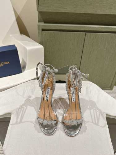 Aquazzur* 菠萝早春专柜新品仙女时装鞋系列，大量上新同步官网全系列均可定制龙年主打一个火爆，全网各大网红纷纷开秀，绝美的穿搭系列！ ★★★★★ 鞋面 原