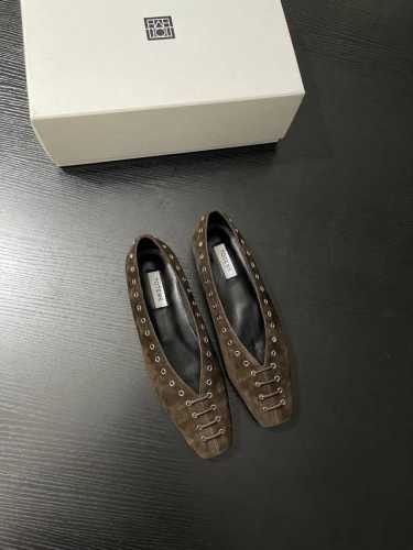 P：390 Toteme平底鞋 是都市时髦精的必备单品。质感十足的棕色麂皮，搭配金属孔眼与系带设计，酷感与优雅并存。简约方头造型，贴合脚型，行走间尽显随性洒脱，