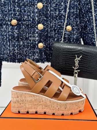 厂价 HermèS 爱马仕经典H厚底凉鞋 依旧是永恒经典的H造型 极约复古的设计 浓厚的异域风情 厚底在拉长腿方面真的Yyds 百搭舒适 上脚秒变大长腿！ 面料 - 点击图像关闭