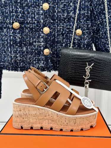 厂价 HermèS 爱马仕经典H厚底凉鞋 依旧是永恒经典的H造型 极约复古的设计 浓厚的异域风情 厚底在拉长腿方面真的Yyds 百搭舒适 上脚秒变大长腿！ 面料