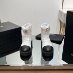 最新款 跑量不议价 香奈儿Chanel 菱格厚底经典短靴、面包靴。 经典的电秀双C- LOGO鞋头，饱满的菱格车线、经典百搭款、怎么搭配都好看、秋冬鞋柜必备款。