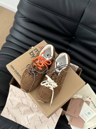 顶级版本 24ss早春Miu X New Balance 联名走秀款！ 超级无敌大热门，非常好搭配！洋气到不行，时髦精必备单品！ 爆拆原版一比一复刻，还原30多