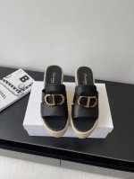 Dior 迪奥 25Ss春夏新款仙女风坡跟凉鞋 简单超级百搭 上脚奢华随意搭配夏季服饰 脚感舒适 各路时尚博主刷爆小红书 超时髦又充满高级感的单品 轻松打造造高