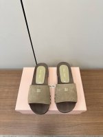 顶级版本 Miumiu｜谬谬2025春夏新款复古木履拖鞋！ Miumiu走秀款实木木履走秀款拖鞋，亲肤 清凉夏季必备款 面料完全对版的软牛漆皮 高丝光牛繁荣 垫