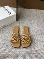 Loewe 罗意威 25Ss 春夏新品拖鞋 简约设计感觉更干净优雅 让你念念不忘 颜色也很耐看 上脚瞬间气质十足气场 简直帅气有型 鞋面采用牛皮印花 内里羊皮垫