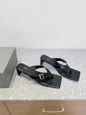 Balenciaga 巴黎世家 25Ss春夏新款 方头 搭扣 人字拖 拖鞋 将时髦发挥到极致的 巴黎世家方头时装鞋 巴黎世家的绝对开了挂 每一双都想去入 因为真 - 点击图像关闭