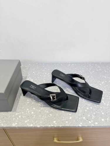 Balenciaga 巴黎世家 25Ss春夏新款 方头 搭扣 人字拖 拖鞋 将时髦发挥到极致的 巴黎世家方头时装鞋 巴黎世家的绝对开了挂 每一双都想去入 因为真