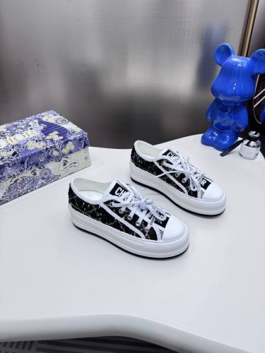 出厂： 2025Ss Dior Oblique 穿孔科技迪奥针织厚底运动鞋 市面上唯一对版高端品质 原版拆解开发，每个细节都不放过， 真正意义上的原版复刻， 鞋