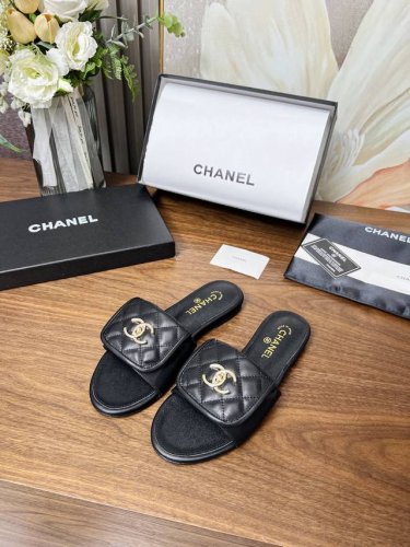 出厂价Pp： 元 Chanel 香奈儿经典凉拖拖鞋 ，非常经典对菱格纹牛皮制作 而且还有Chanel 家的经典元素金色饰扣，跟脚、舒适、好穿 面料:牛皮 内里：