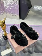 工厂价 Miumi24年独家首发秋冬新款100%纯羊毛单鞋 来自miu Miu系列的细节特写 新季的潮流要素 与此刻挚爱的概念，多元对撞，传达现代风格~ 怎么穿