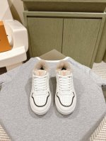 低帮 高帮 * 系列 减龄百搭&高低帮运动鞋！ 本款LV Squad 运动鞋以 Monogram 牛仔布展露夏日清新。加厚凸纹橡胶外底不失轻盈，双鞋带、漆光孔眼