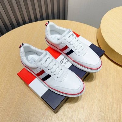 工厂p价 Thom Browne 汤姆 布朗 汤姆这个邪魅酷感的新锐品牌 让我们在这个夏天有了放松 时髦 个性的新选择 Tb白鞋风暴.鞋面采用原版头层小牛皮内里
