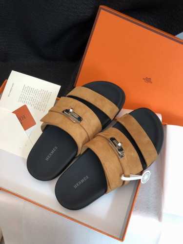 2024- Hermes 爱马仕2024新款二舅拖系列 情侣款 一直都很火爆的二舅拖鞋 随意各种搭配都很棒！！！ 材料：进口牛皮 牛里 大底：Tpu防滑耐磨大底