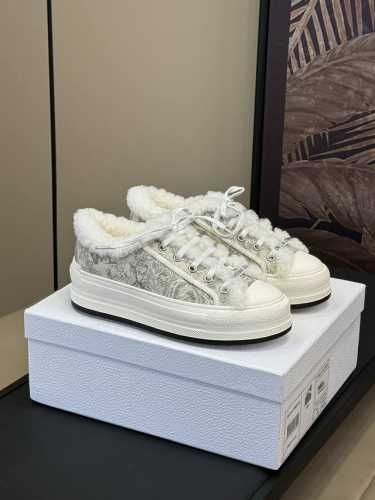 Dio r fw 24 new arrival～ cd 家 24秋冬羊毛运动鞋新品 经典刺绣厚底毛毛鞋，鞋面延续经典刺绣图案，内里皮毛一体材质！兼具颜值与舒适度