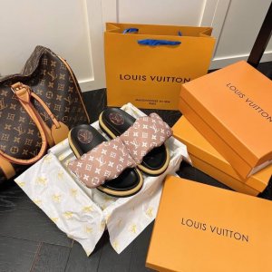 出厂 Lv 情侣款 专柜主打最新款压花拖鞋硬货上新 代购级别！高级感十足！国内外博主刷爆的一款，复古又时髦 上脚美炸了！官网主推款 鞋面：高定制丝光布压花 内里