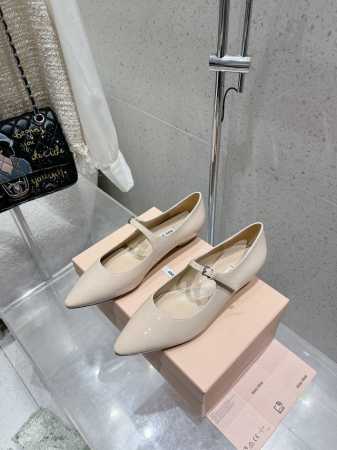 Miumiu 缪缪尖头方扣玛丽珍单鞋 这双不能错过年度最火单品 必入款 原版定制开边珠牛皮 原版定染漆皮 羊皮内里 原版真皮大底 码数 35-40 40定做不退 - 点击图像关闭