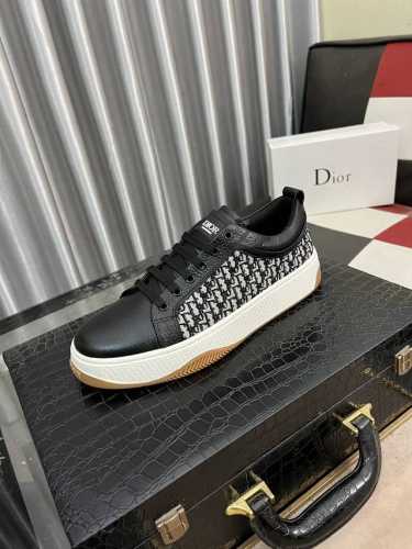 出厂价 Dior 迪奥最 2024新款精心打造，引爆全场！不断创新的国际品牌 此款男士四季休闲鞋，原版版本，鞋面采用牛皮面料 ，皮垫脚真爆超轻大底，透气舒适以质