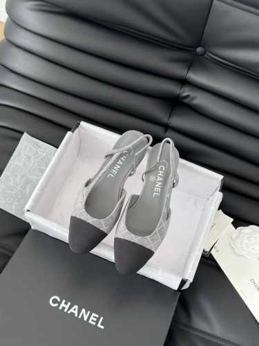 Chanel 经典Slingback后空凉鞋 前几年一直在做这个款 今年我们还是重新购版，再次精细Copy。 发现新版面的鞋面线条和形体舒适度都做了微调！ 这个