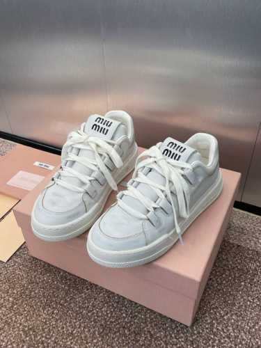 工厂价 Miumiu 2025春夏高定系列走秀新款系带休闲运动小白鞋 缪缪明星同款字母logo厚底圆头擦色做旧滑板女鞋材质:鞋面进口小牛皮+水染羊皮内里+原版开