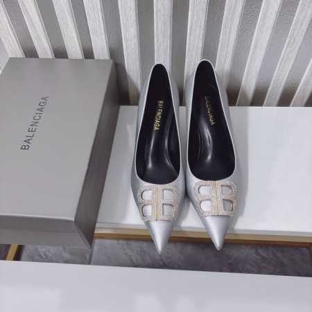 出厂 Balenciaga*新品新款尖头单鞋Bb扣水钻扣将时髦发挥到极致的 巴黎世家尖头凉鞋巴黎世家的鞋子绝对开了挂，整双鞋的精髓就是它的鞋头了， 够长够尖，并 - 点击图像关闭