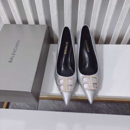 出厂 Balenciaga*新品新款尖头单鞋Bb扣水钻扣将时髦发挥到极致的 巴黎世家尖头凉鞋巴黎世家的鞋子绝对开了挂，整双鞋的精髓就是它的鞋头了， 够长够尖，并