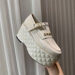 chan*L 2025小香C家早春新款厚底松糕鞋 专柜最新最火手工坊休闲鞋 松糕鞋！ 专柜代购版本！！ 专柜最难入手手工坊鞋！经典字母Logo 时髦感爆棚 彰显