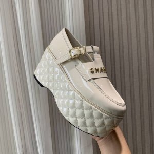 chan*L 2025小香C家早春新款厚底松糕鞋 专柜最新最火手工坊休闲鞋 松糕鞋！ 专柜代购版本！！ 专柜最难入手手工坊鞋！经典字母Logo 时髦感爆棚 彰显