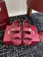 代购级 Gucci 25Ss 春夏系列Gg菱形新款男女厚底休闲拖鞋 凉鞋 由经典真皮电绣菱形条纹＋配双G金属扣作为品牌的标志性象征制作而成打造令人惊艳的作品焕新