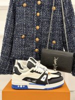 厂价 L＊V驴牌经典情侣款商务定制休闲运动板鞋 Lv Trainer 运动鞋融合正绒面牛皮革和粒面牛皮革。繁复鞋面和注胶橡胶外底延续标志性元素，橡胶L字母点缀鞋