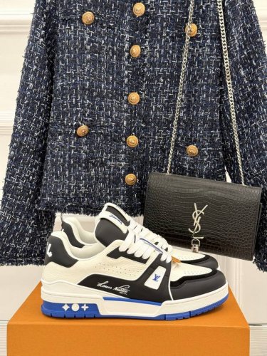 厂价 L＊V驴牌经典情侣款商务定制休闲运动板鞋 Lv Trainer 运动鞋融合正绒面牛皮革和粒面牛皮革。繁复鞋面和注胶橡胶外底延续标志性元素，橡胶L字母点缀鞋