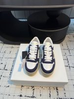 prad* 25ss p家25春夏厚底小白鞋 德训风格 麂皮和光面皮拼接撞色，细节感跟好 三角标点缀，简单高级！关键上脚超显腿长，轻松拉长腿部显腿！码数：35