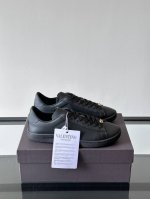 出厂价p 实价 Valentino 2025 华伦天奴新款简约款小白鞋 四季可穿 小牛皮材质舒适透气 质感在线 这双鞋的小牛皮可以做到极致的柔软 在追求美观的同