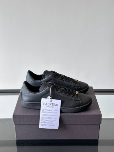 出厂价p 实价 Valentino 2025 华伦天奴新款简约款小白鞋 四季可穿 小牛皮材质舒适透气 质感在线 这双鞋的小牛皮可以做到极致的柔软 在追求美观的同