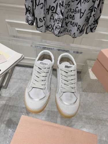 Miumiu 24新款复古做旧休闲鞋 小白鞋 Miu Miu 缪缪24新款做旧复古休闲鞋 走秀后全球各大代购官网火爆上市. 仿旧复古擦色效果很随意不羁又能体现单