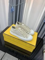 原单顶板 P 品牌：Fendi芬迪 尺码35-40 39–44 45可定制 等级： 官网正品 材料： 进口原版Logo布料鞋面 原版舒适内里 Tpu耐磨轻便大底