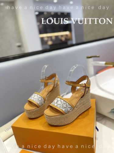 出厂 Loui*Vuitton 最新走秀款厚底凉鞋 香港原版购入一比一开模 今年的款式比去年增加了新原素 显得更为大牌 皮面款采用原版树膏皮牛皮 内里垫脚全羊皮