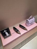 hermes 爱马仕春夏最新kelly扣尖头平底鞋hermes 爱马仕春夏最新kelly扣尖头平底 单鞋 搭配极具辨识度的马家五金扣 上脚超级百搭好看时髦 超多
