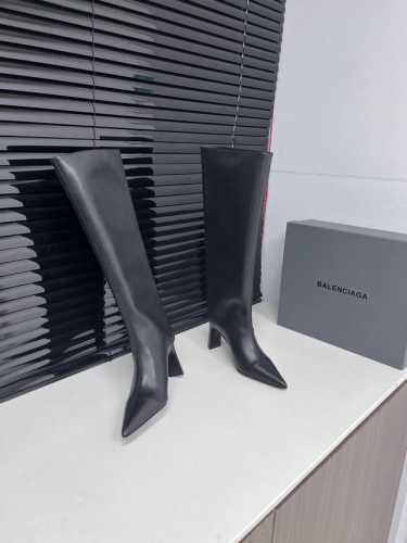 最高版本出厂短靴 长靴 Balenciag*巴黎世家秋冬尖头直筒长靴！ 想成为巴黎家的女人 好飒啊 这双靴子的版型太牛了 像刀一样刻在我心里 极致得像个模型 没