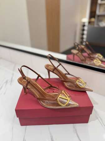出厂价： Valentino 华伦天奴推出全新透明胶片系列，胶片款Vlogo后系带高跟鞋尖头V扣凉鞋。上脚非常修脚型 重点是很好非常好驾驭 不磨脚不累脚 行走神 - 点击图像关闭