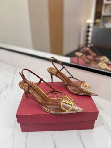 出厂价： Valentino 华伦天奴推出全新透明胶片系列，胶片款Vlogo后系带高跟鞋尖头V扣凉鞋。上脚非常修脚型 重点是很好非常好驾驭 不磨脚不累脚 行走神