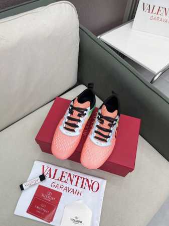 valentino 2025华伦天奴最新春季运动鞋！Runboot运动轻盈舒适，蓝球鞋、跑步鞋、时尚运动鞋集于一体的多功能设计，演绎酷飒的上脚效果，众多流量明星 - 点击图像关闭