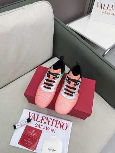 valentino 2025华伦天奴最新春季运动鞋！Runboot运动轻盈舒适，蓝球鞋、跑步鞋、时尚运动鞋集于一体的多功能设计，演绎酷飒的上脚效果，众多流量明星