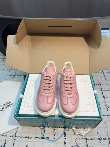 alexandermcqueen 2025重磅发售来了 麦昆全新一代小白鞋特别高级且干干净净 是这一季主打色 在麦昆原有鞋型上做了升级改进 皮质更软了 整体更轻