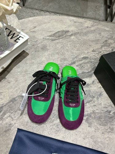Prada 普拉达春夏秀款薄底德训鞋半拖女 25ss秀款出境率最高的单品 鞋面麂皮有肌理感，内里羊皮包裹，软软糯糯的 鞋垫加厚小羊皮，踩上去无比舒适，有支撑感，