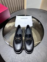 Ferraga*莫卡辛鞋集新颖鞋型、上乘材质与精湛细节于一体，进口牛皮 脚背点缀金色Gancio扣饰，焕现奢华风采。发泡鞋底质感柔韧 轻便 Size 39-44