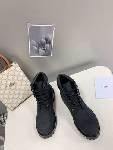Celine 赛琳 最新走秀款马丁靴、低调简约的设计，上c家logo点缀、极具品牌辨识度、上脚显瘦轻便，无论搭配什么都可以轻松驾驭鞋面采用进磨砂小牛皮，全真皮没