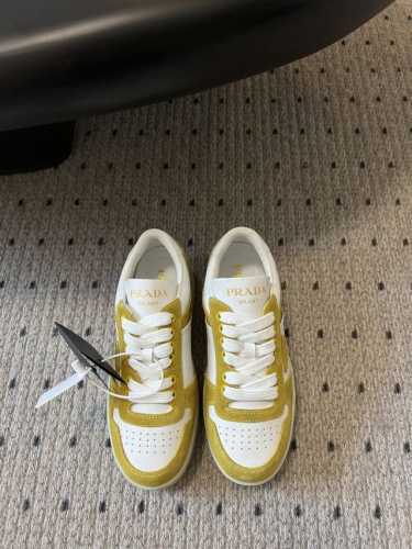 prad* 25ss p家25春夏厚底小白鞋 德训风格 麂皮和光面皮拼接撞色，细节感跟好 三角标点缀，简单高级！关键上脚超显腿长，轻松拉长腿部显腿！size 3