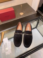 菲拉格慕Ferragamo男士精品皮鞋，这款男士乐福鞋型优雅，细节华丽，彰显端庄考究风范，适合伴您出席鸡尾酒会。面料采用精选进口灯芯绒，呈现令人惊艳的质感，内里